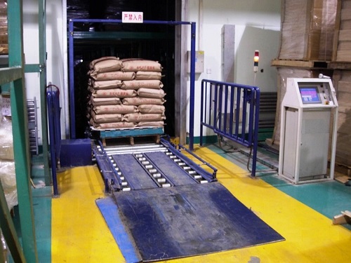 Băng tải nâng pallet Băng tải nâng pallet