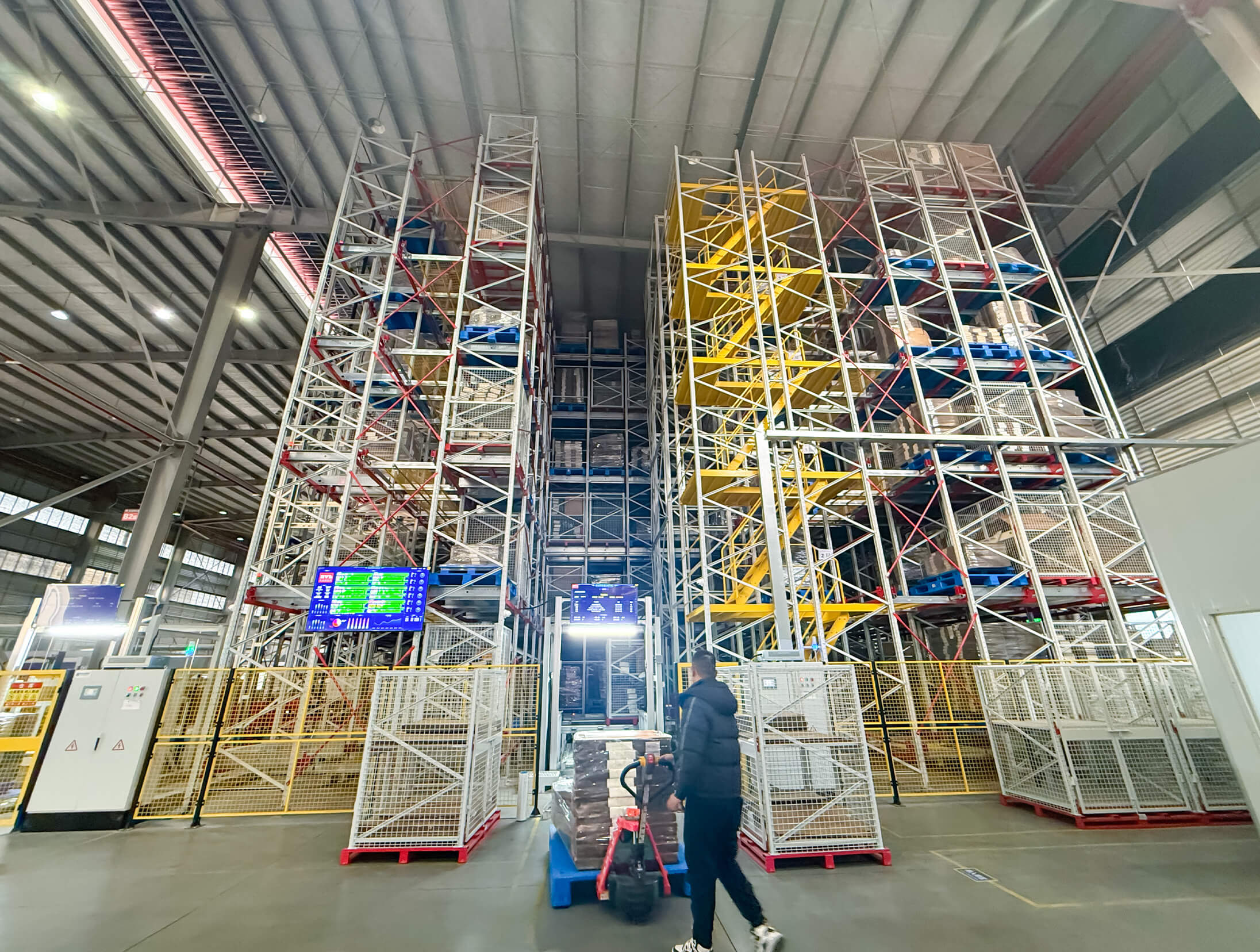 Xe nâng vận chuyển hàng hóa trên pallet Xe nâng đang vận chuyển hàng hóa trên pallet